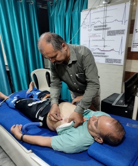 applying-ecg-leads-to-the-patient